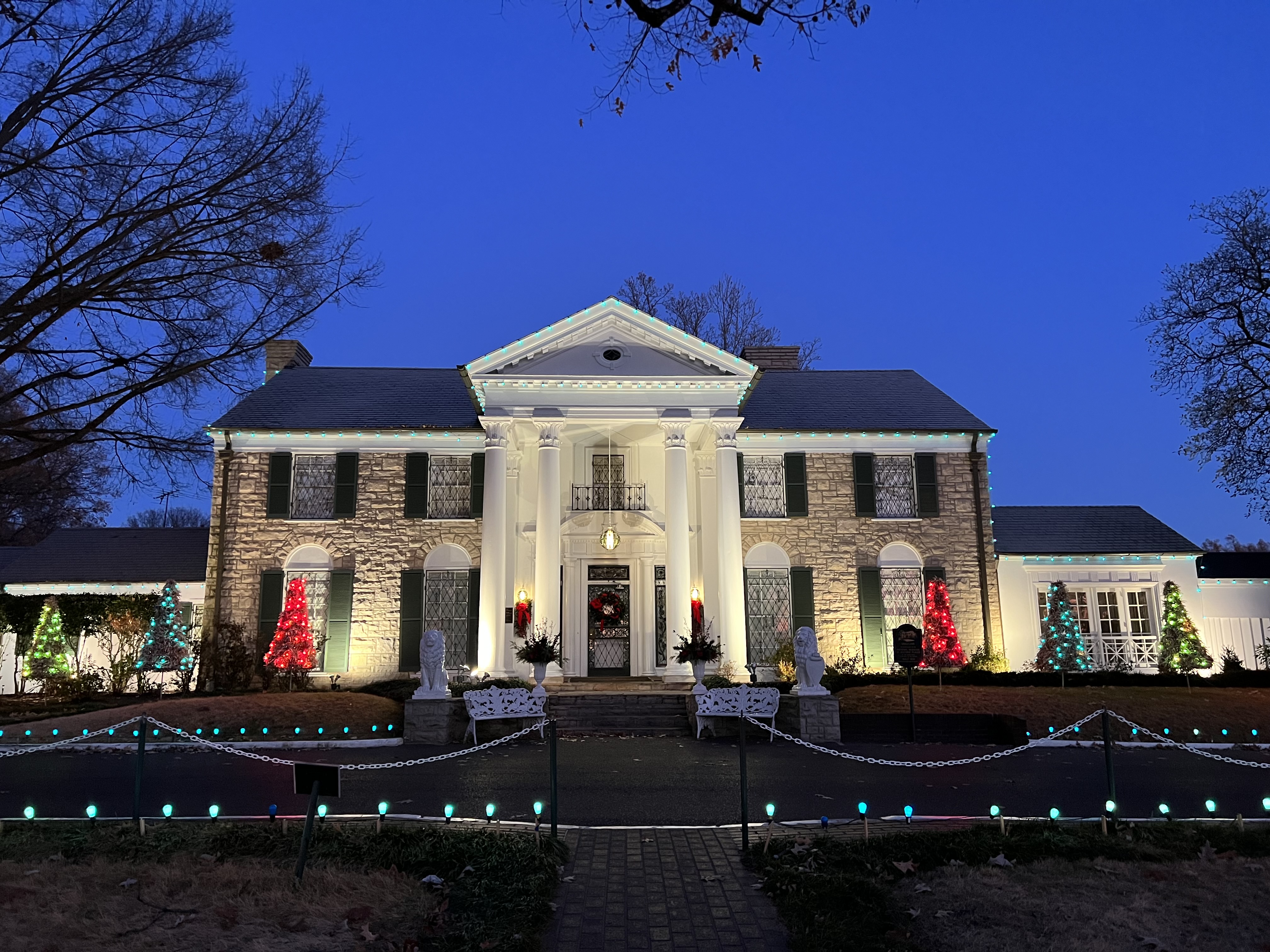 exterior of graceland mansion lit up for christmas