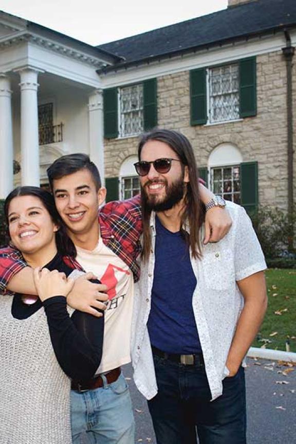 Taking a selfie in front of Elvis Presley's Graceland