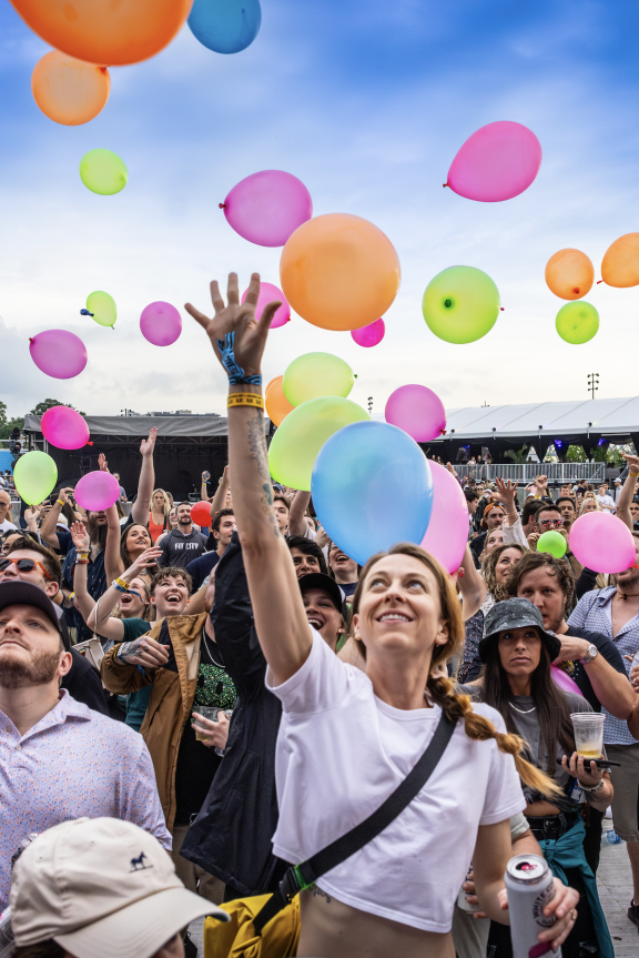 balloon drop during riverbeat music festival