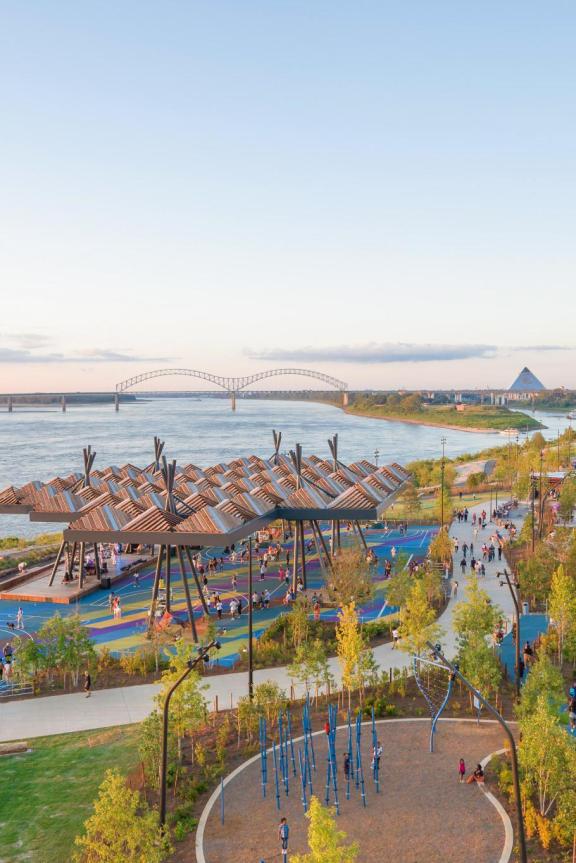 Skyline and aerial view of Tom Lee Park
