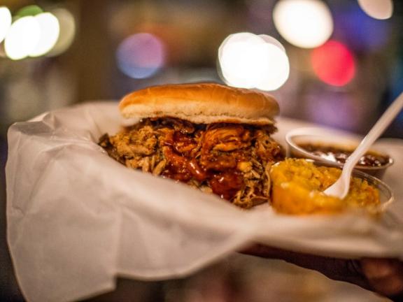 Pulled pork sandwich - Rendezvous Restaurant in Memphis
