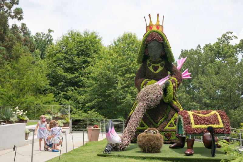 queen of hearts croquet garden sculpture