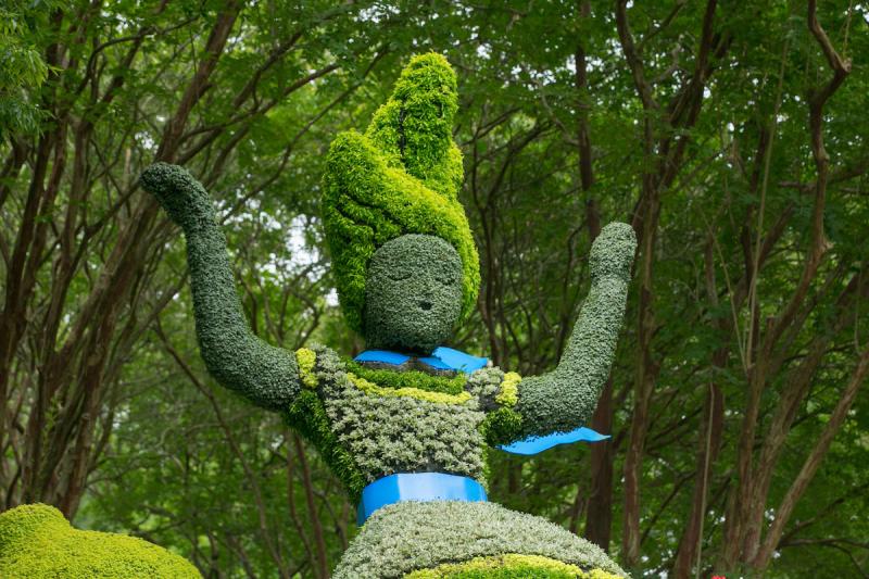 alice garden sculpture
