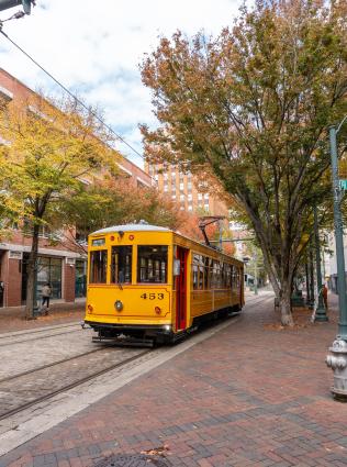 trolley goes down main street memphis