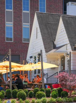 bain barbecue patio with diners