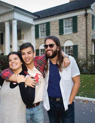 Taking a selfie in front of Elvis Presley's Graceland
