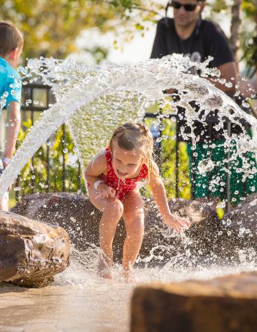 kids playing in fountain in memphis