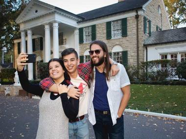 Taking a selfie in front of Elvis Presley's Graceland