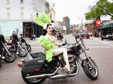 Velvetina Bikenight green in girl feathers