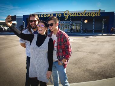 Welcome to Graceland / Alex Shansky