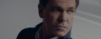 Headshot of Kurt Elling in a blue velvet suit