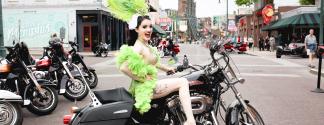 Velvetina Bikenight green in girl feathers