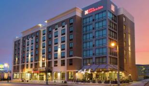 Hilton Garden Inn exterior at dusk Photo