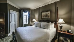 King Bed - River Inn Harbor Town Photo