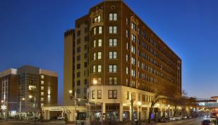 Exterior of DoubleTree Downtown Memphis Photo