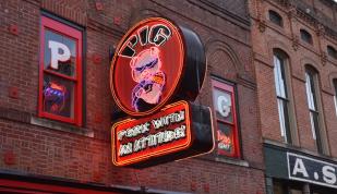 Pig on Beale Sign - Andrea Zucker Photography Photo