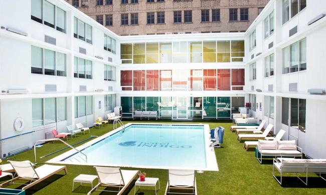 The pool and exterior of rooms at Hotel Indigo, Memphis