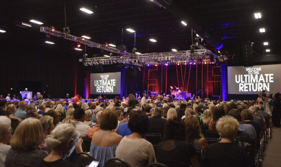 Elvis fans fill Graceland Soundstage for tribute performance