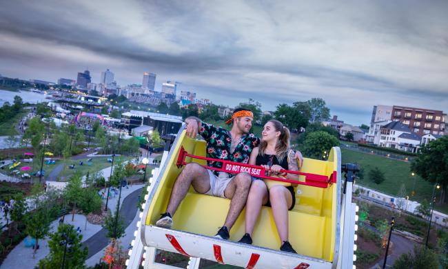 couple on riverbeat ferris wheel