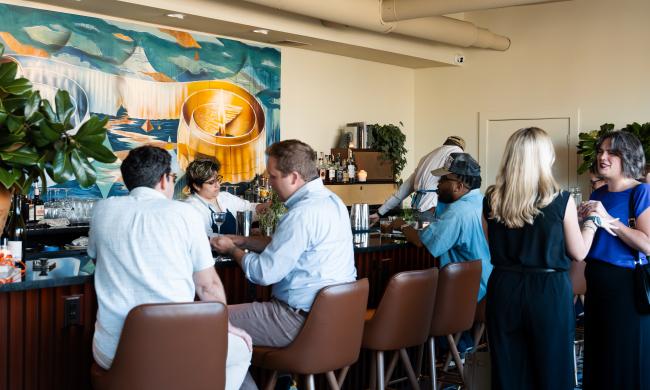 Bar Limina bar with people