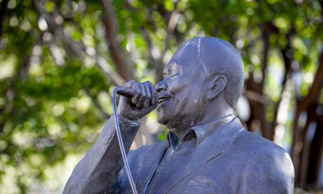 Bobby "Blue" Bland Statue / Craig Thompson