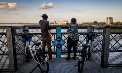 Explore Bike Share Big River Crossing Skyline / Craig Thompson Explore Bike Share Big River Crossing Skyline / Craig Thompson