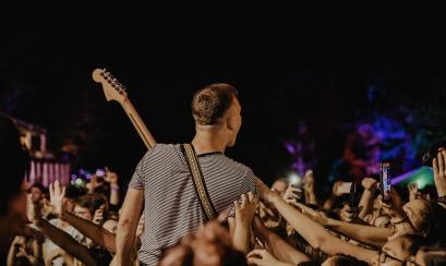 Musician in crowd at Mempho Music Festival / Adrian Berryhill Musician in crowd at Mempho Music Festival / Adrian Berryhill