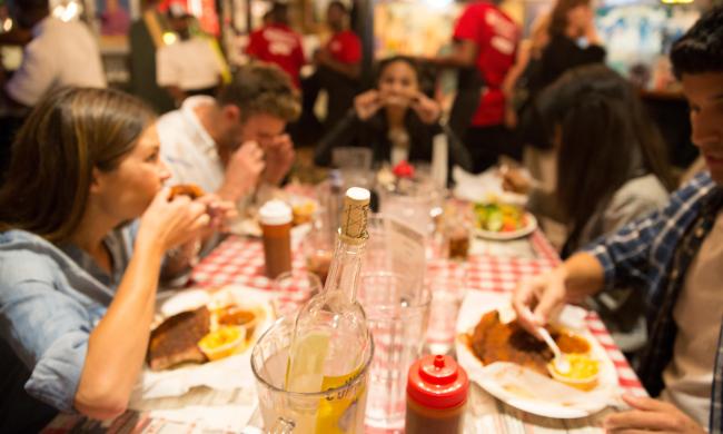 Rendezvous Table Barbecue / David Meany