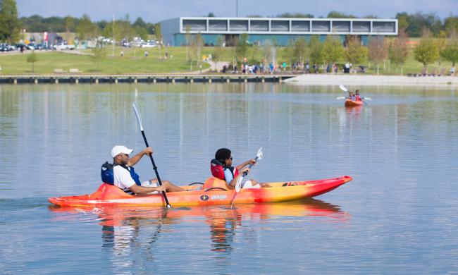 A couple kayaking at Shelby Farms in Memphis.
