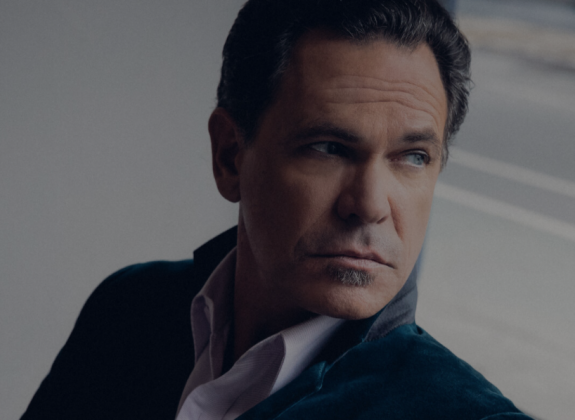 Headshot of Kurt Elling in a blue velvet suit