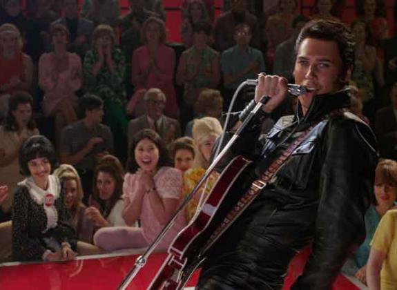 AUSTIN BUTLER as Elvis in Warner Bros. Pictures’ drama “ELVIS,” a Warner Bros. Pictures release. Courtesy of Warner Bros. Pictures. 