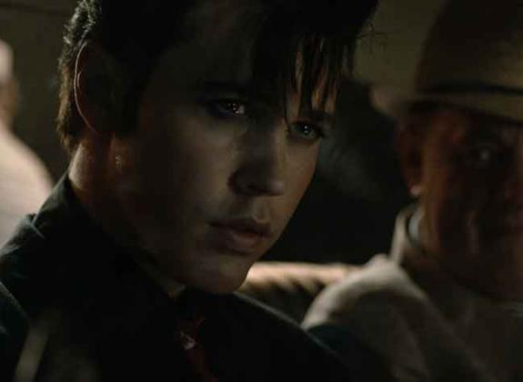 (L-r) AUSTIN BUTLER as Elvis and TOM HANKS as Col. Tom Parker in Warner Bros. Pictures’ drama “ELVIS,” a Warner Bros. Pictures release. 