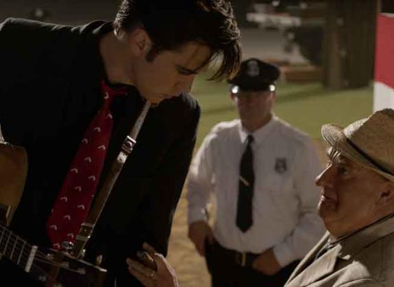 (L-r) AUSTIN BUTLER as Elvis and TOM HANKS as Col. Tom Parker in Warner Bros. Pictures’ drama “ELVIS,” a Warner Bros. Pictures release. 