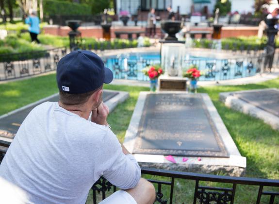 Elvis grave in graceland