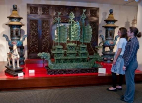 Visitors at the Belz Museum of Asian and Judaic Art. Photo by Steve Roberts Photo 3