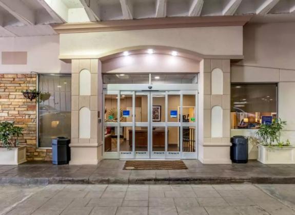 Hotel Entrance - Comfort Inn Downtown Photo 3