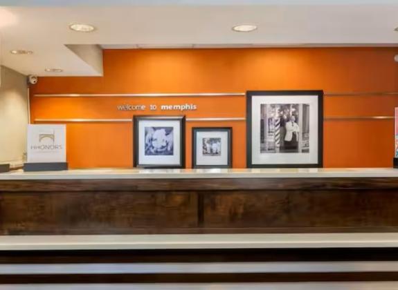 Front Desk Hampton Inn - Hilton Photo 4