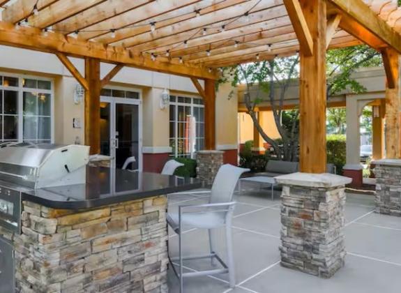 Homewood Suites Outdoors - Hilton Photo 8