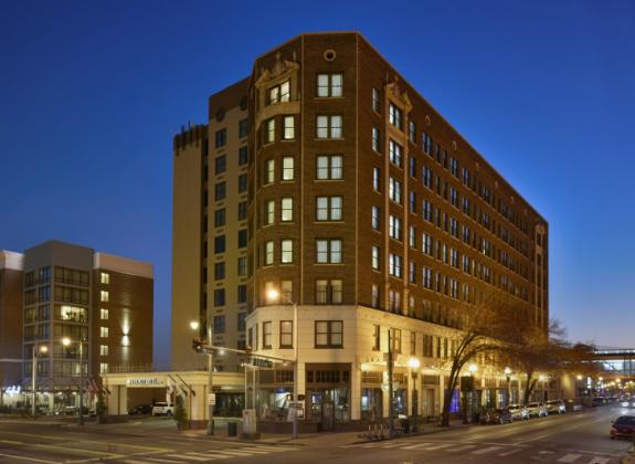 Exterior of DoubleTree Downtown Memphis Photo