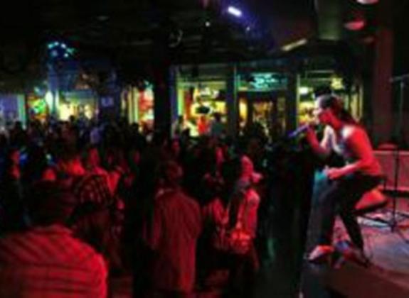 Live entertainment at Alfred's on Beale. Photo by Andrea Zucker. Photo 3
