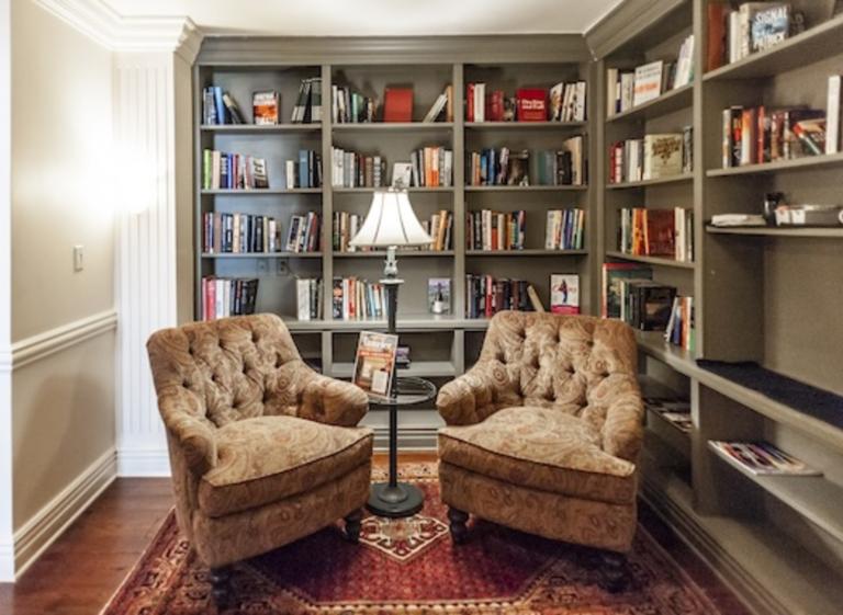 Library - River Inn Harbor Town Photo 2