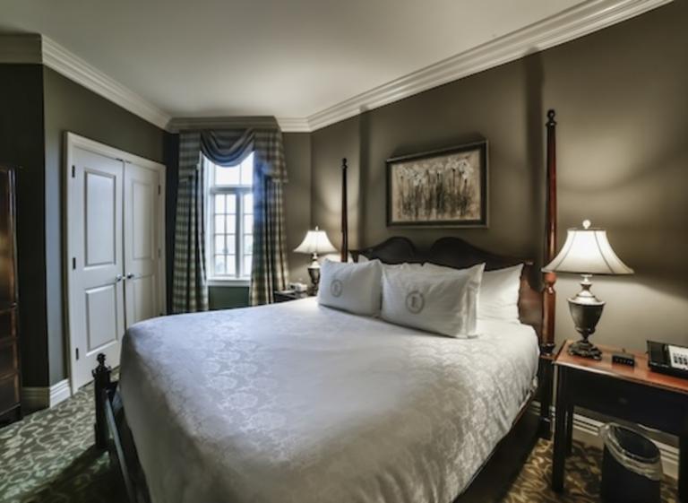 King Bed - River Inn Harbor Town Photo