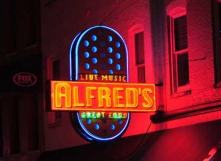 Great food and live music at Alfred's on Beale. Photo by Andrea Zucker. Photo 2