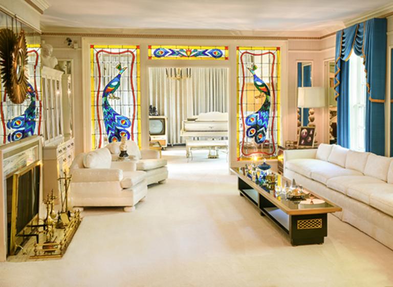 Living Room - Courtesy of Graceland Photo 4