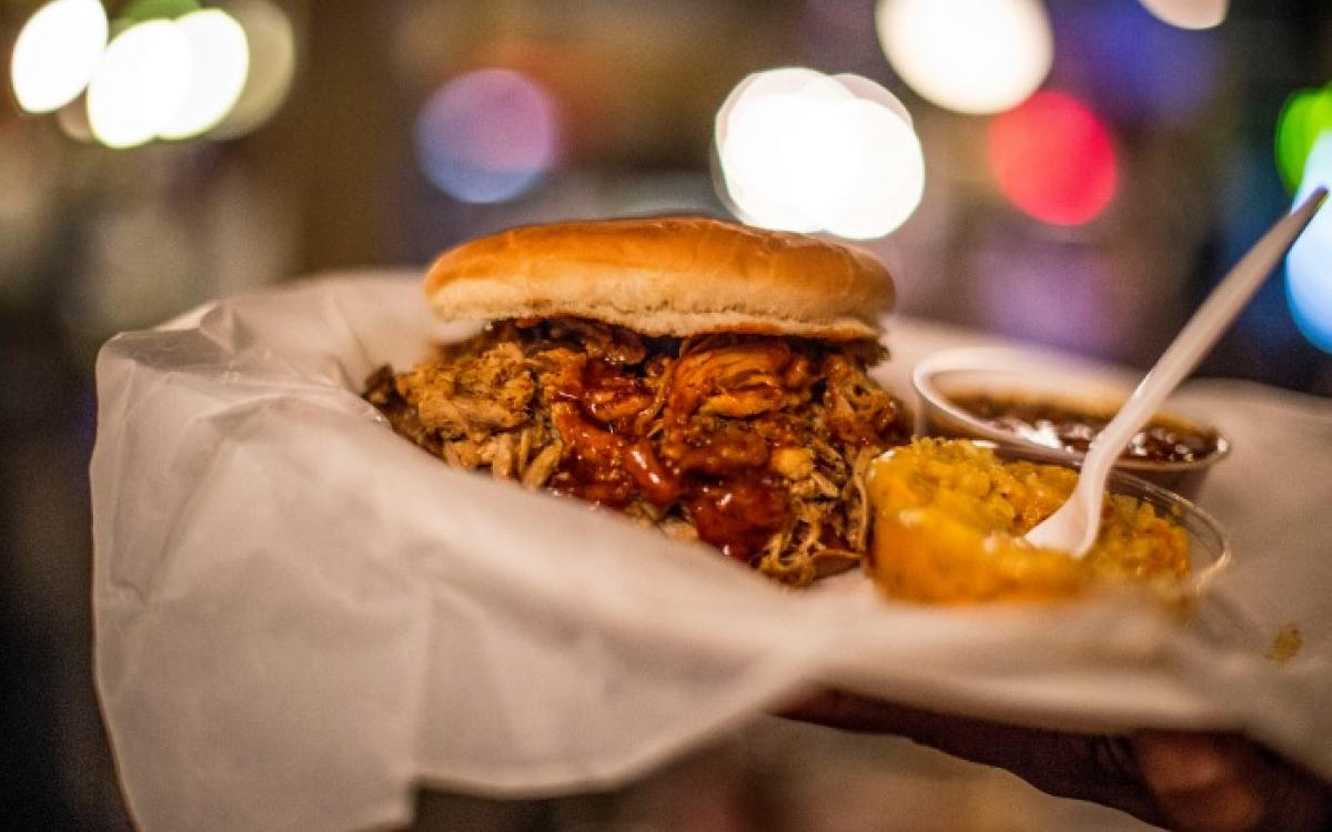 Pulled pork sandwich - Rendezvous Restaurant in Memphis