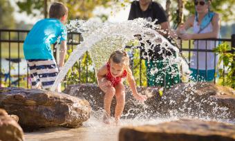 kids playing in fountain in memphis